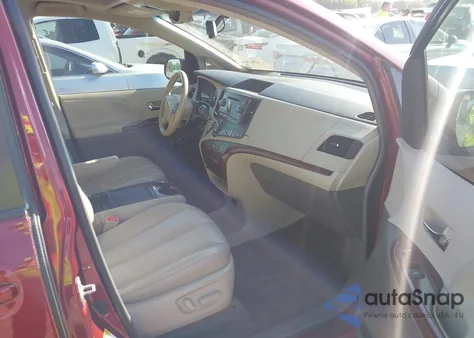 2014 Toyota Sienna Xle V6 8 Passenger z USA, uszkodzony, nr VIN 5TDYK3DC0ES472884